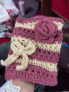 Handmade Crocheted Rose Accent Bible case - Dusty Rose & Cream